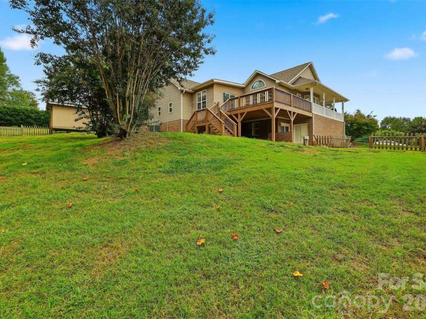 217 Sundance Circle, Statesville, NC 28625.  MLS# CAR4431690, YatesRealty ID 54983. 