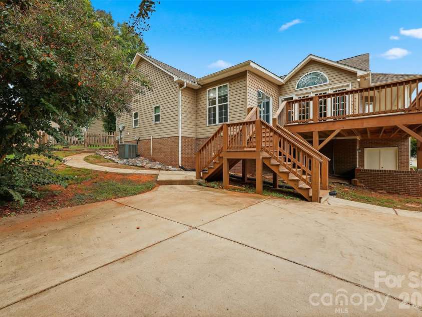 217 Sundance Circle, Statesville, NC 28625.  MLS# CAR4431690, YatesRealty ID 54983. 