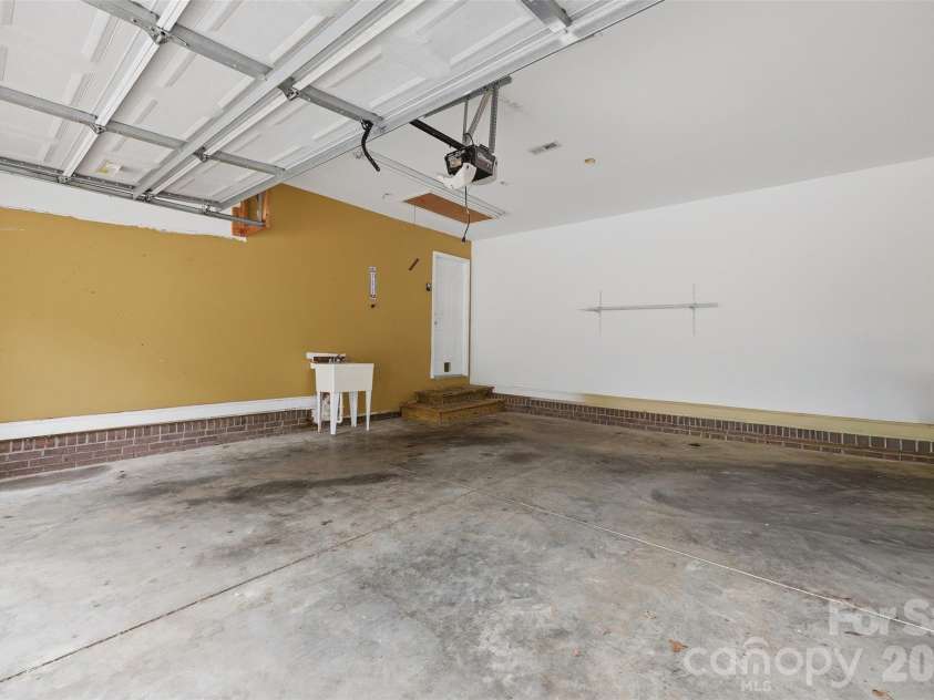 217 Sundance Circle, Statesville, NC 28625.  MLS# CAR4431690, YatesRealty ID 54983. 