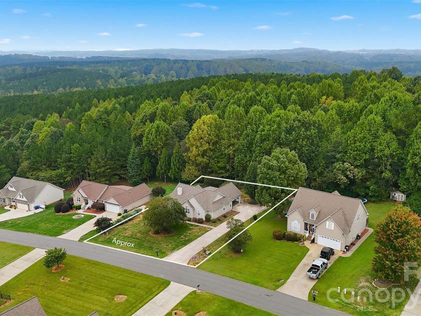 217 Sundance Circle, Statesville, NC 28625.  MLS# CAR4431690, YatesRealty ID 54983. 
