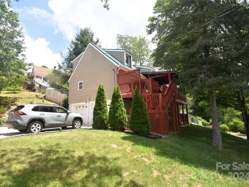 201 Acorn Lane, Clyde, NC 28721.  MLS# CAR4153632, YatesRealty ID 5499. Garage Side