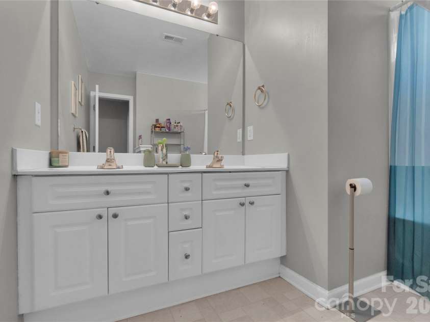 7020 Frye Place, Charlotte, NC 28269.  MLS# CAR4344298, YatesRealty ID 5499. 