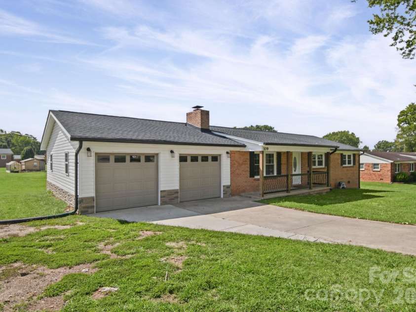 109 Colonial Drive, Kings Mountain, NC 28086.  MLS# CAR4430231, YatesRealty ID 54992. 