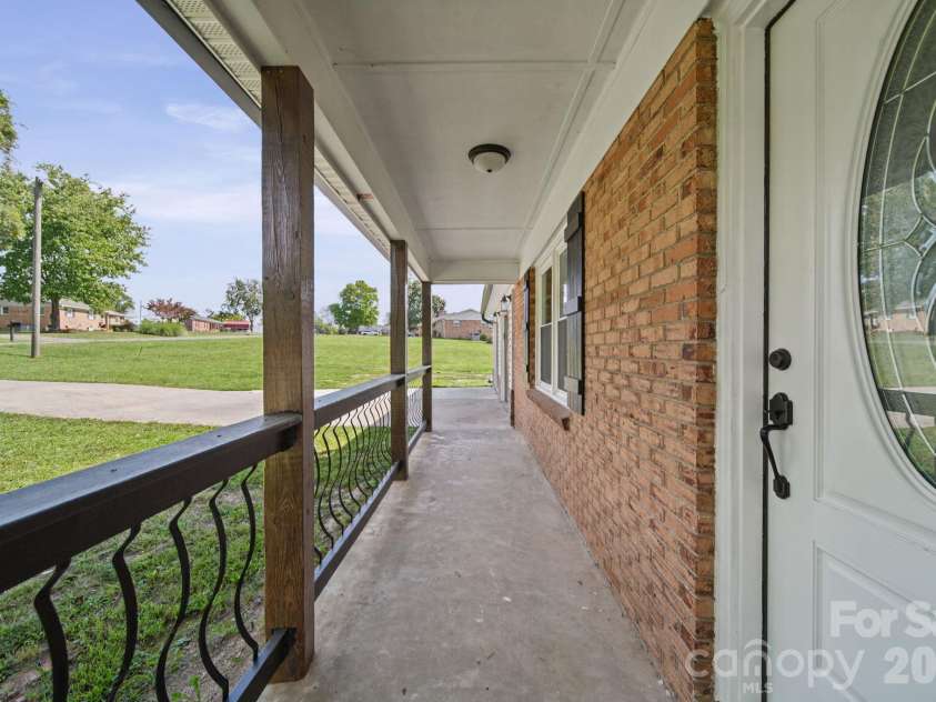 109 Colonial Drive, Kings Mountain, NC 28086.  MLS# CAR4430231, YatesRealty ID 54992. 