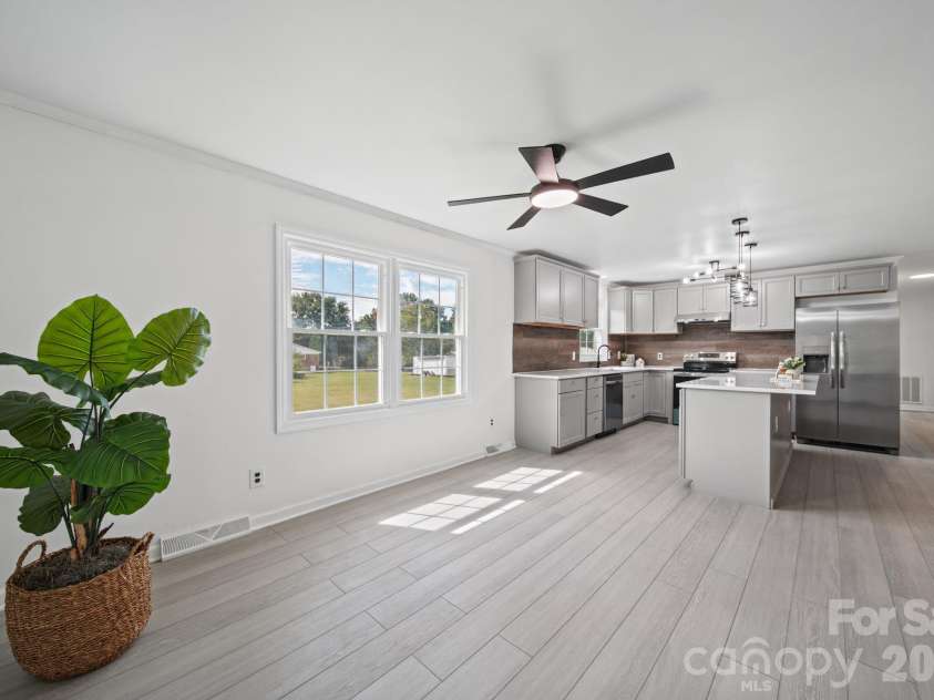 109 Colonial Drive, Kings Mountain, NC 28086.  MLS# CAR4430231, YatesRealty ID 54992. 