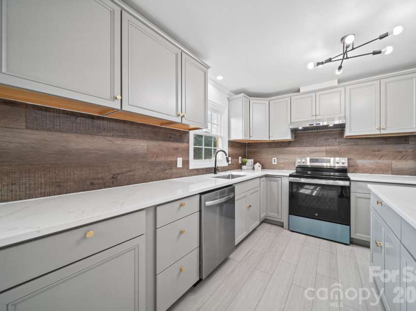 109 Colonial Drive, Kings Mountain, NC 28086.  MLS# CAR4430231, YatesRealty ID 54992. 
