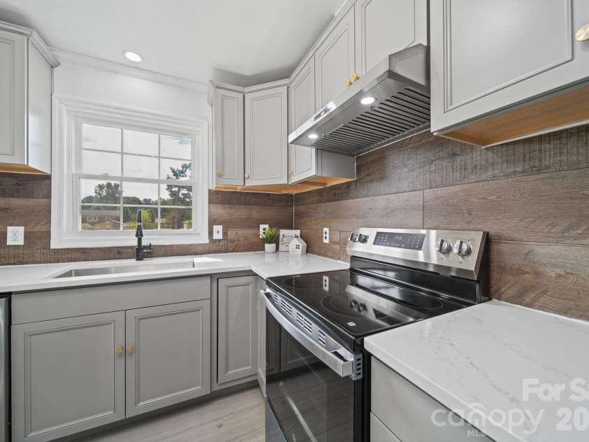 109 Colonial Drive, Kings Mountain, NC 28086.  MLS# CAR4430231, YatesRealty ID 54992. 