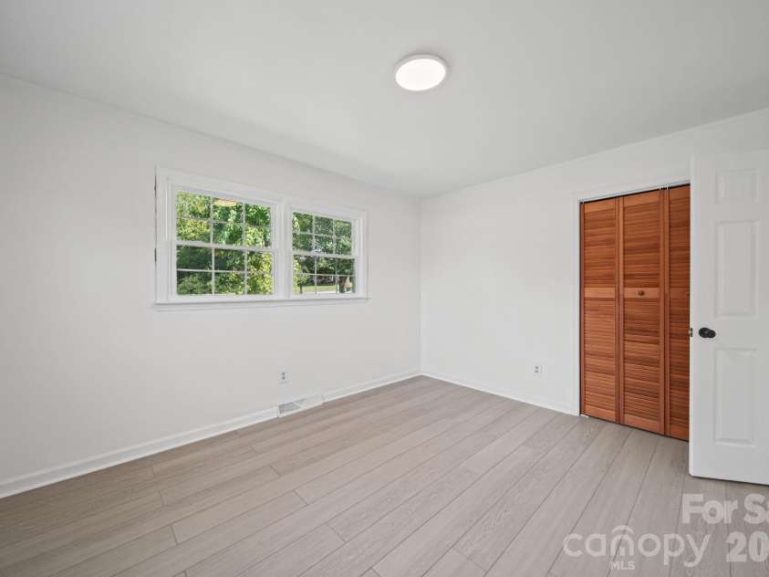 109 Colonial Drive, Kings Mountain, NC 28086.  MLS# CAR4430231, YatesRealty ID 54992. 