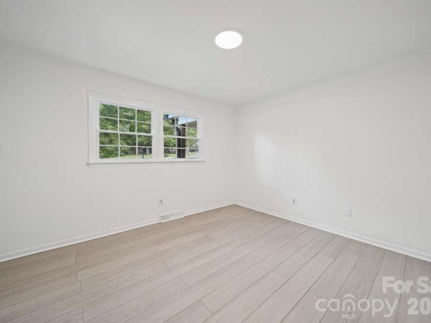 109 Colonial Drive, Kings Mountain, NC 28086.  MLS# CAR4430231, YatesRealty ID 54992. 