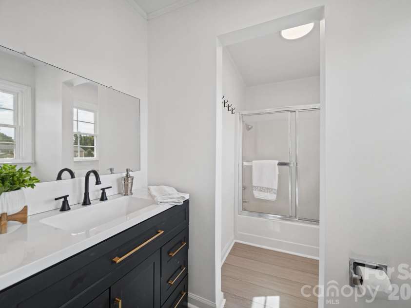 109 Colonial Drive, Kings Mountain, NC 28086.  MLS# CAR4430231, YatesRealty ID 54992. 