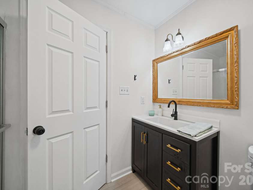 109 Colonial Drive, Kings Mountain, NC 28086.  MLS# CAR4430231, YatesRealty ID 54992. 