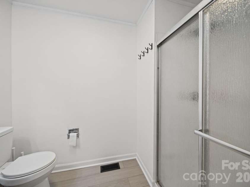109 Colonial Drive, Kings Mountain, NC 28086.  MLS# CAR4430231, YatesRealty ID 54992. 