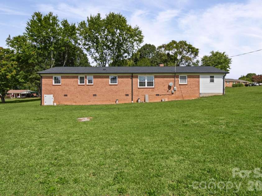 109 Colonial Drive, Kings Mountain, NC 28086.  MLS# CAR4430231, YatesRealty ID 54992. 