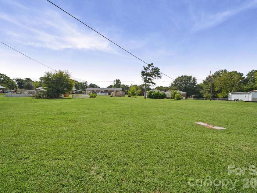 109 Colonial Drive, Kings Mountain, NC 28086.  MLS# CAR4430231, YatesRealty ID 54992. 
