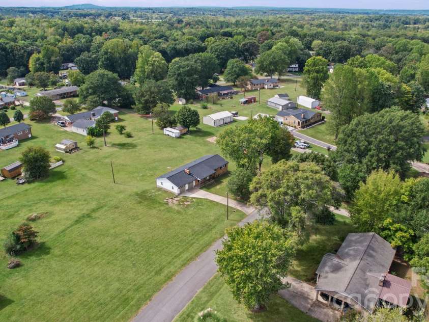 109 Colonial Drive, Kings Mountain, NC 28086.  MLS# CAR4430231, YatesRealty ID 54992. 