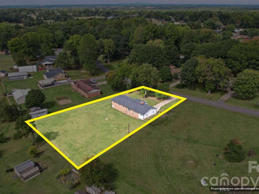 109 Colonial Drive, Kings Mountain, NC 28086.  MLS# CAR4430231, YatesRealty ID 54992. 