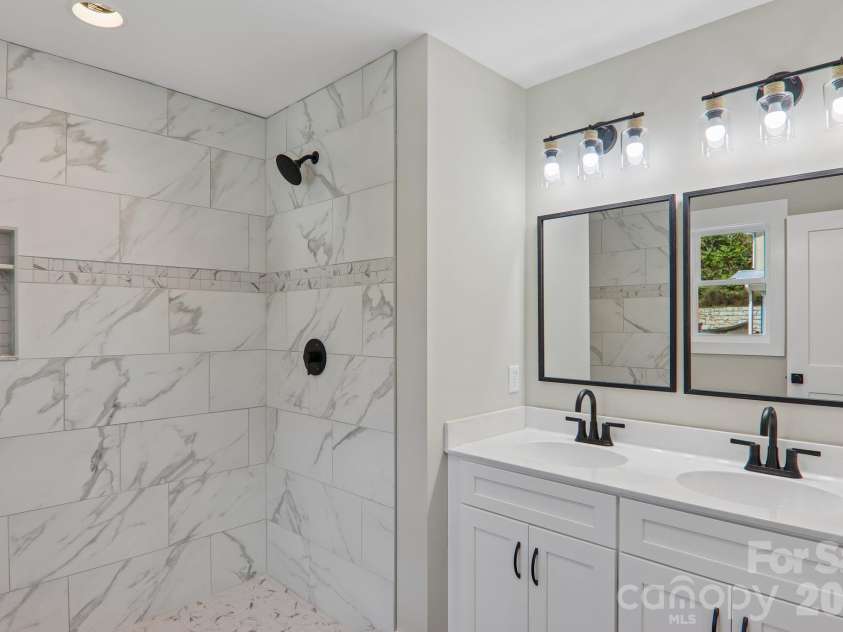 16 Escondido Drive, Asheville, NC 28806.  MLS# CAR4427827, YatesRealty ID 54997. 