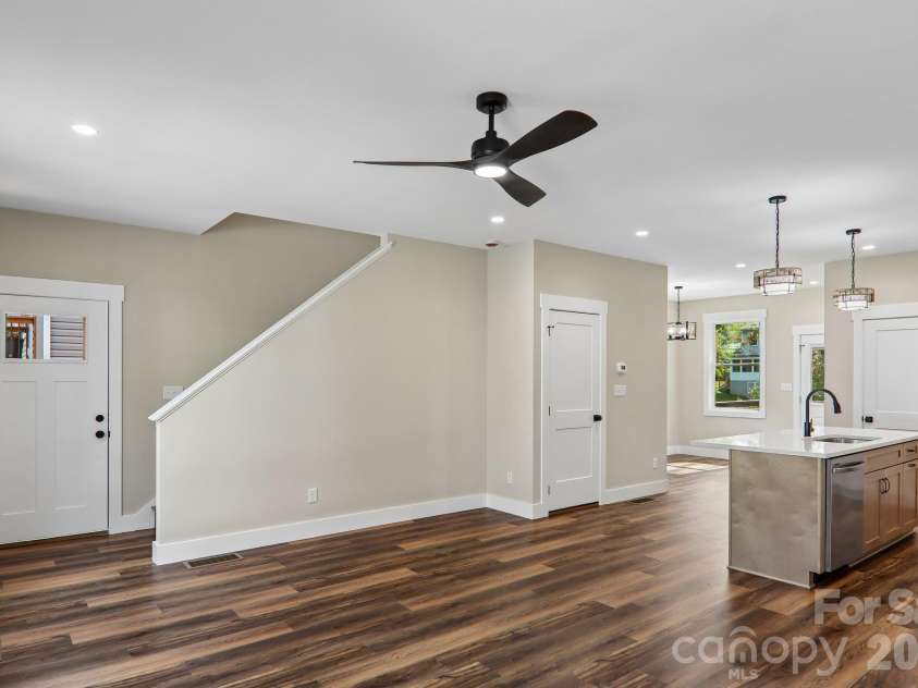 16 Escondido Drive, Asheville, NC 28806.  MLS# CAR4427827, YatesRealty ID 54997. 