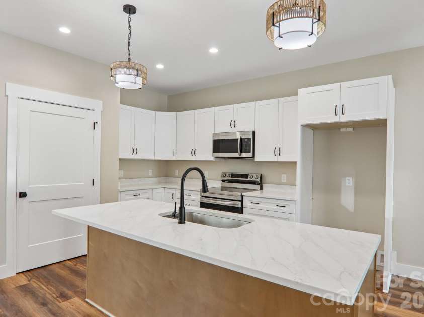 16 Escondido Drive, Asheville, NC 28806.  MLS# CAR4427827, YatesRealty ID 54997. 