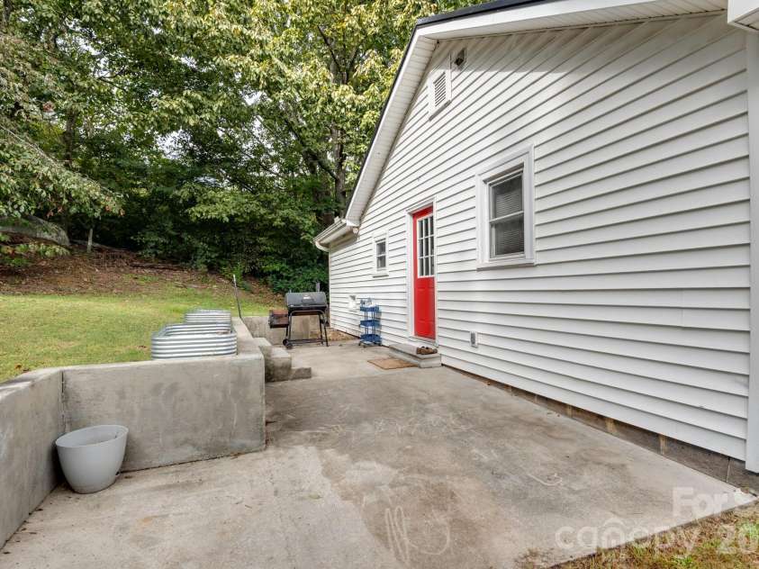 585 Eastview Road, Salisbury, NC 28146.  MLS# CAR4430444, YatesRealty ID 54998. 
