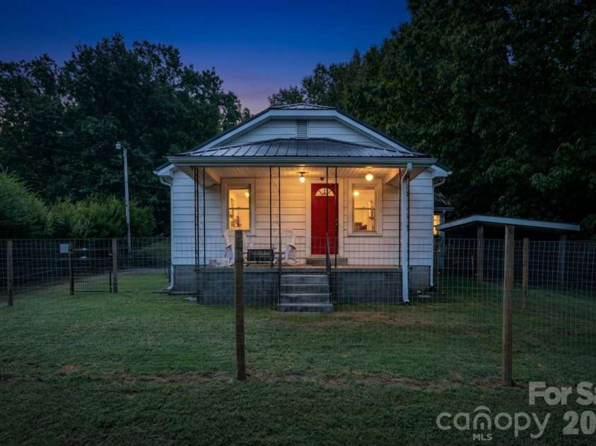 585 Eastview Road, Salisbury, NC 28146.  MLS# CAR4430444, YatesRealty ID 54998. 