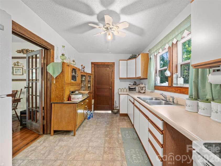 163 Cub Howell Road, Bakersville, NC 28705.  MLS# CAR4431872, YatesRealty ID 54999. 