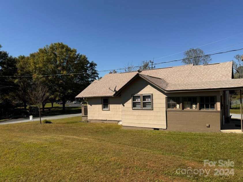 565 Neely Road, Brevard, NC 28712.  MLS# CAR4074647, YatesRealty ID 55. Main Home Side View