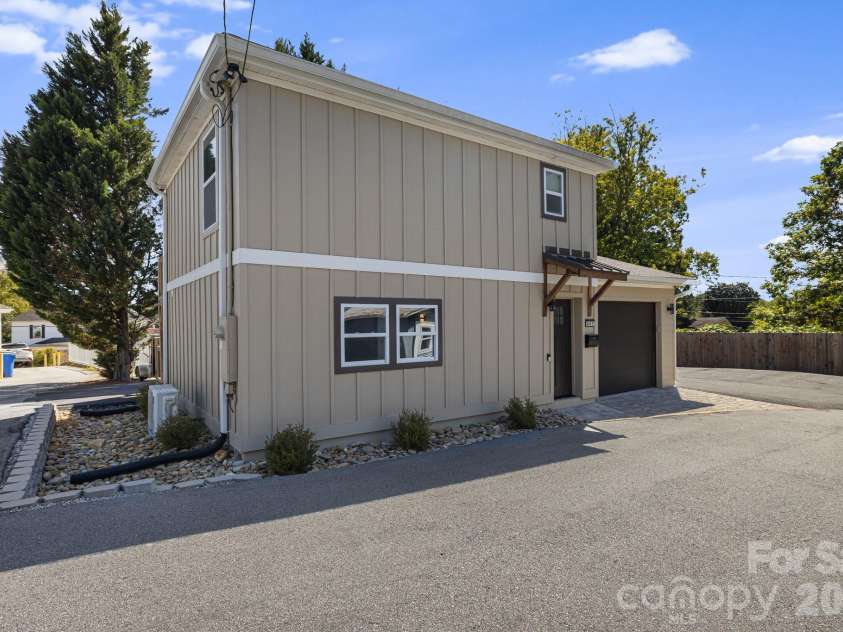 607 Kanuga Road, Hendersonville, NC 28739.  MLS# CAR4431677, YatesRealty ID 55003. 