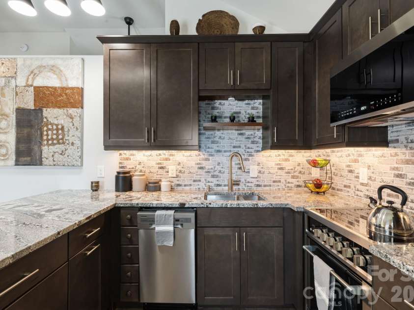 607 Kanuga Road, Hendersonville, NC 28739.  MLS# CAR4431677, YatesRealty ID 55003. 