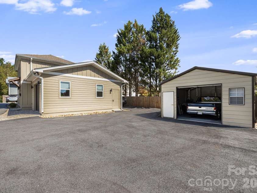 607 Kanuga Road, Hendersonville, NC 28739.  MLS# CAR4431677, YatesRealty ID 55003. 