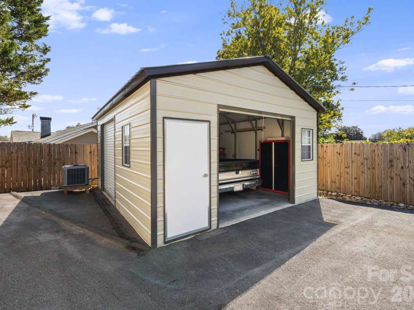 607 Kanuga Road, Hendersonville, NC 28739.  MLS# CAR4431677, YatesRealty ID 55003. 