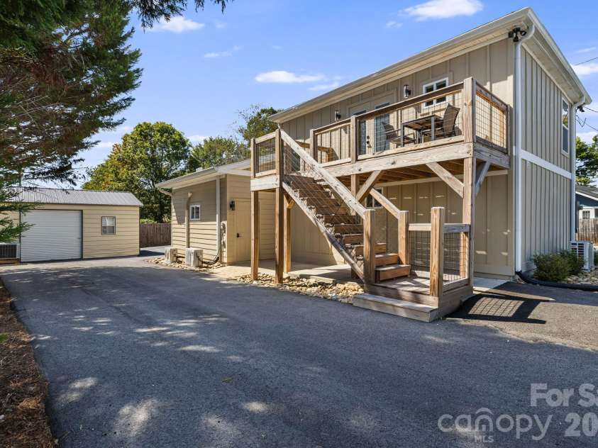 607 Kanuga Road, Hendersonville, NC 28739.  MLS# CAR4431677, YatesRealty ID 55003. 
