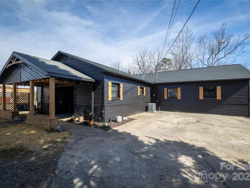 1143 Church Street, Valdese, NC 28690.  MLS# CAR4224021, YatesRealty ID 5501. 