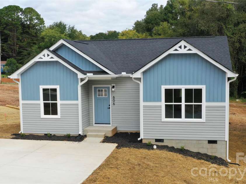 606 Robinson Street, Dallas, NC 28034.  MLS# CAR4430104, YatesRealty ID 55018. 