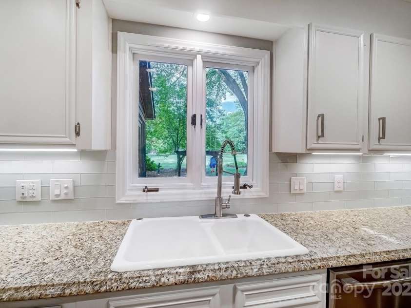 4124 Woodfox Drive, Charlotte, NC 28277.  MLS# CAR4237504, YatesRealty ID 5503. 