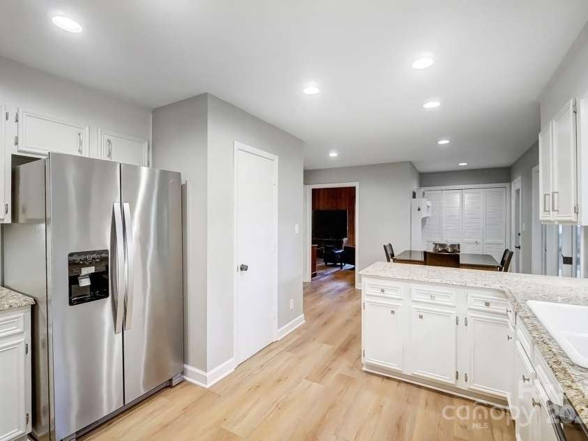 4124 Woodfox Drive, Charlotte, NC 28277.  MLS# CAR4237504, YatesRealty ID 5503. 