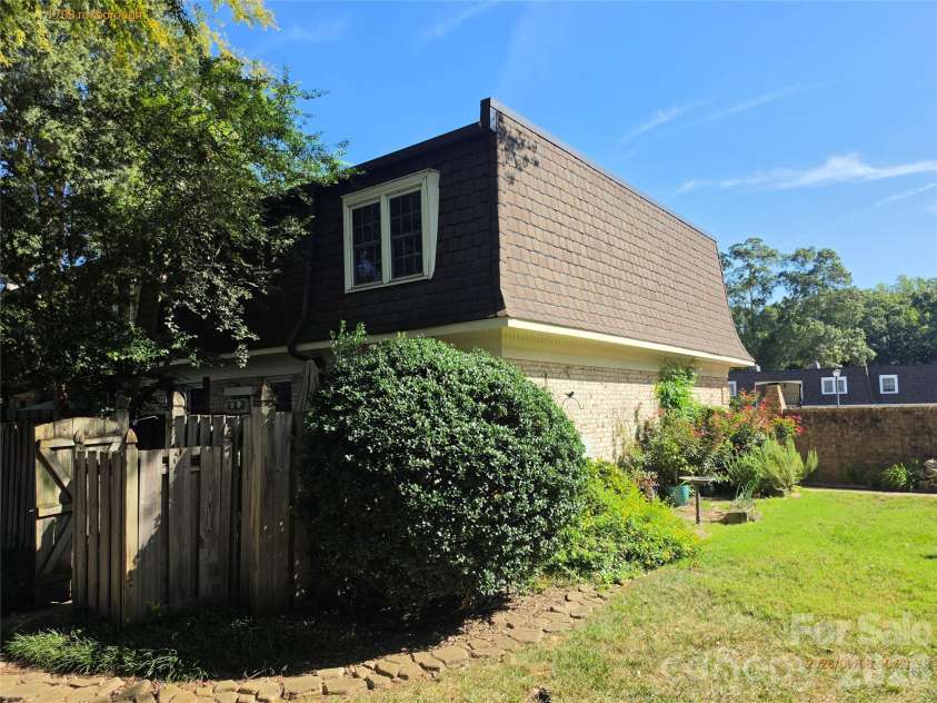 1708 Roxborough Road, Charlotte, NC 28211.  MLS# CAR4430245, YatesRealty ID 55032. 