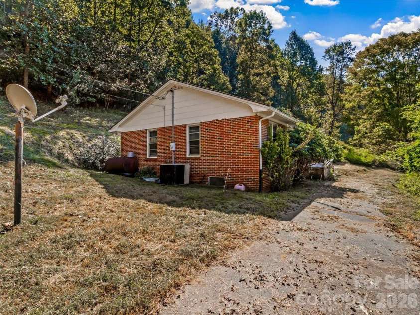 10730 US 19W Highway, Burnsville, NC 28714.  MLS# CAR4429496, YatesRealty ID 55039. 