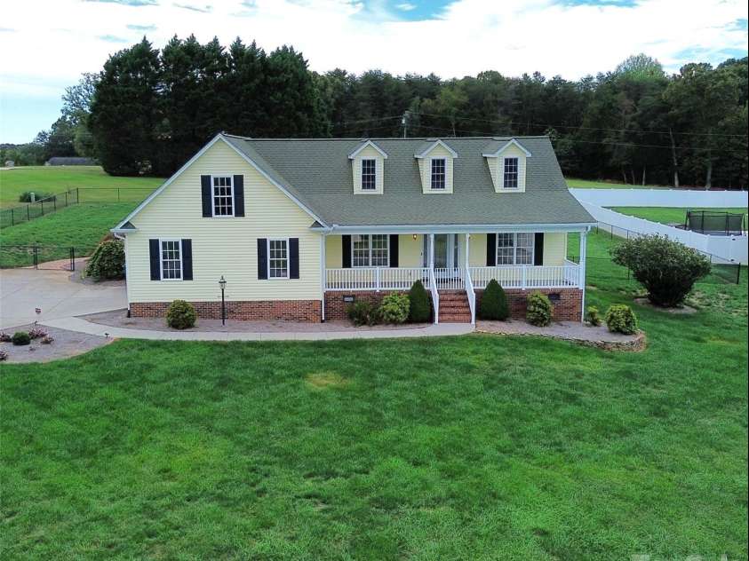 2221 Carriage Lane, Lincolnton, NC 28092.  MLS# CAR4432016, YatesRealty ID 55042. 