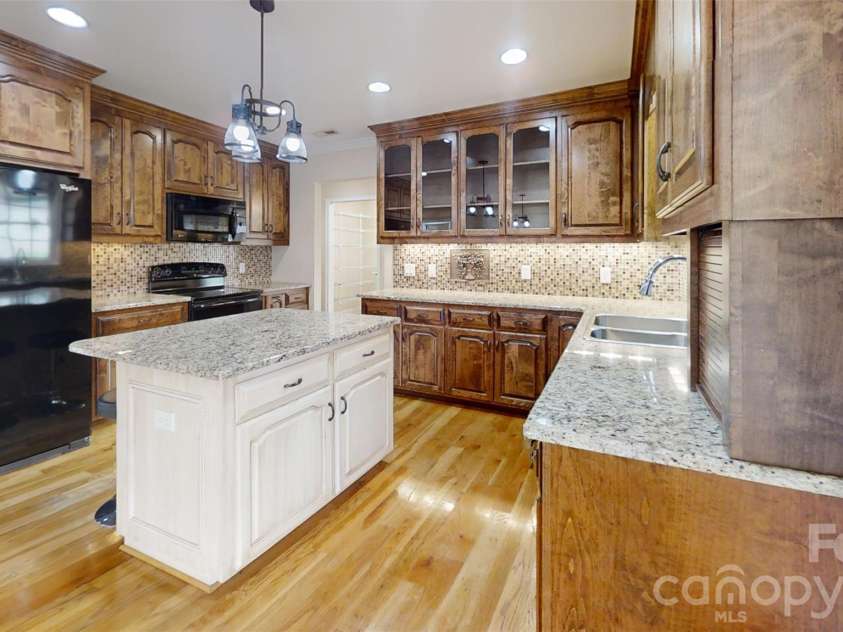 2221 Carriage Lane, Lincolnton, NC 28092.  MLS# CAR4432016, YatesRealty ID 55042. 