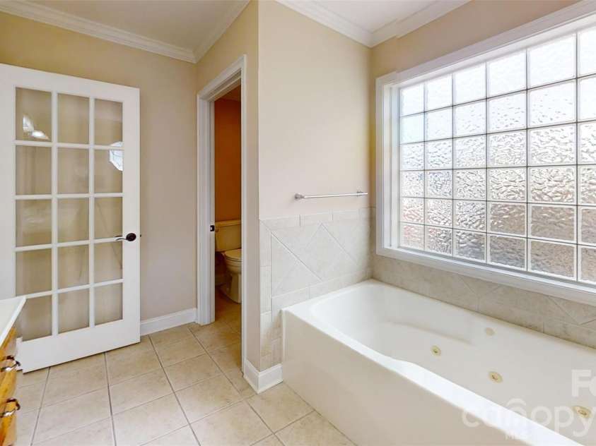 2221 Carriage Lane, Lincolnton, NC 28092.  MLS# CAR4432016, YatesRealty ID 55042. 