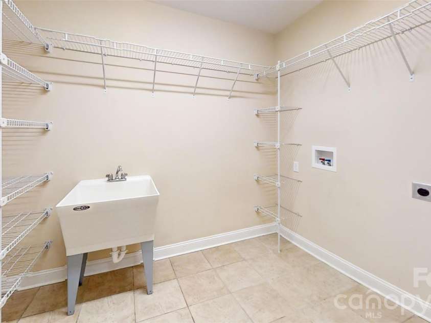 2221 Carriage Lane, Lincolnton, NC 28092.  MLS# CAR4432016, YatesRealty ID 55042. 