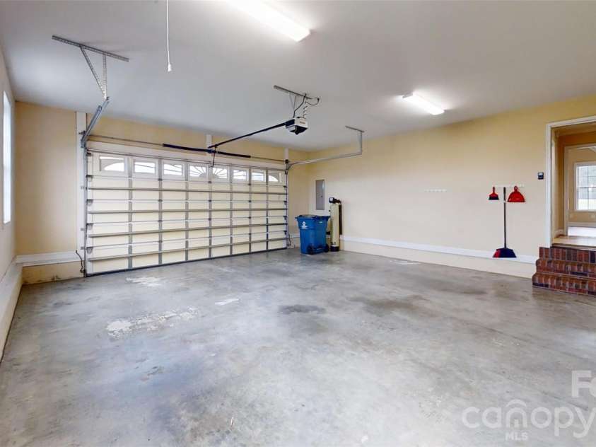 2221 Carriage Lane, Lincolnton, NC 28092.  MLS# CAR4432016, YatesRealty ID 55042. 