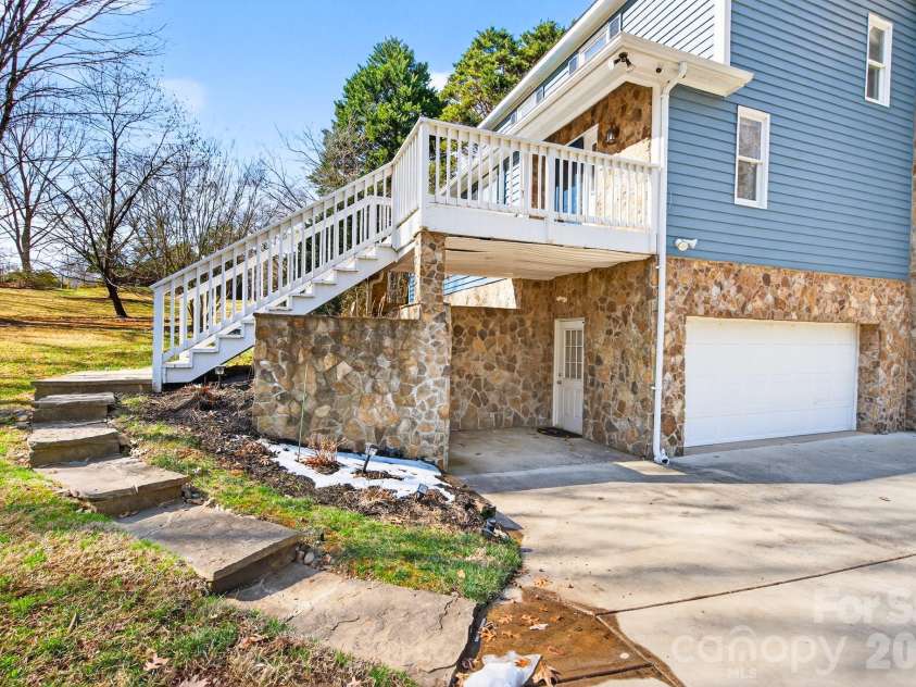 4711 Mountain Point Lane, Charlotte, NC 28216.  MLS# CAR4342579, YatesRealty ID 5505. 