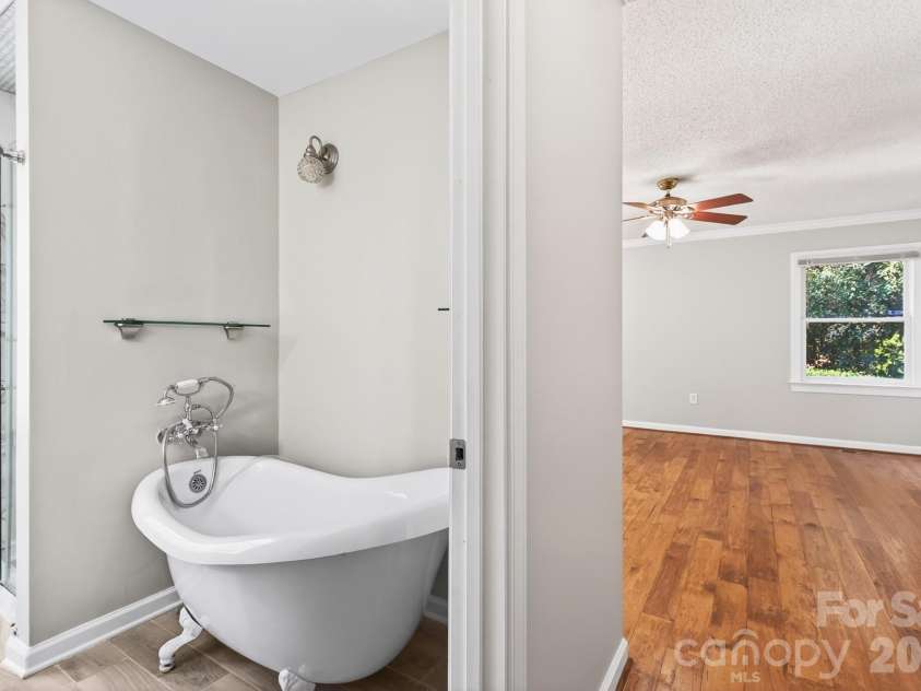 4711 Mountain Point Lane, Charlotte, NC 28216.  MLS# CAR4342579, YatesRealty ID 5505. 