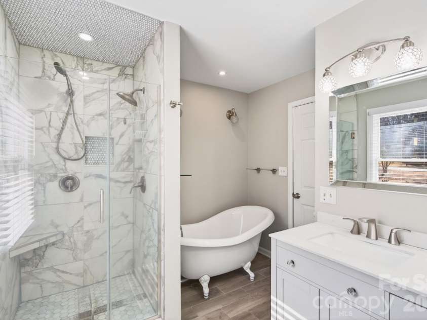 4711 Mountain Point Lane, Charlotte, NC 28216.  MLS# CAR4342579, YatesRealty ID 5505. 
