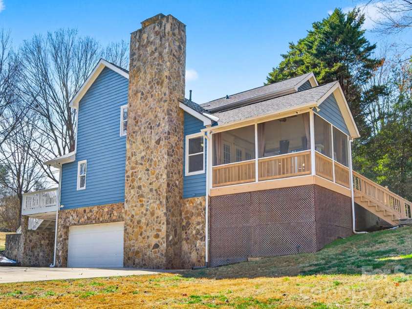 4711 Mountain Point Lane, Charlotte, NC 28216.  MLS# CAR4342579, YatesRealty ID 5505. 