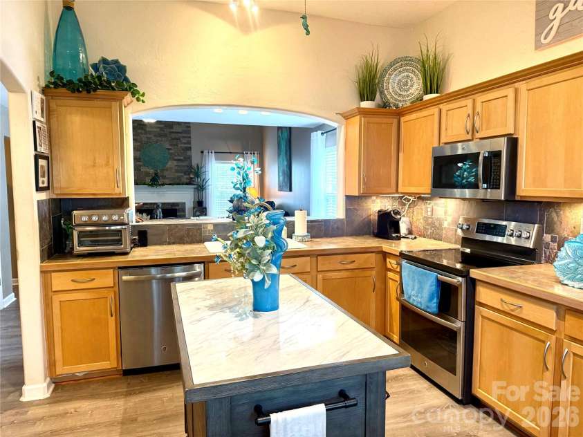 1969 8th Street Lane, Hickory, NC 28602.  MLS# CAR4431204, YatesRealty ID 55050. 