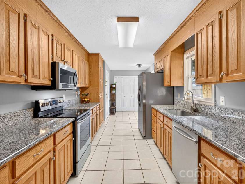 135 Rumple Hill Drive, Statesville, NC 28677.  MLS# CAR4431920, YatesRealty ID 55055. 