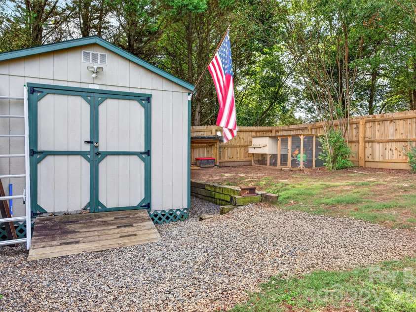 135 Rumple Hill Drive, Statesville, NC 28677.  MLS# CAR4431920, YatesRealty ID 55055. 